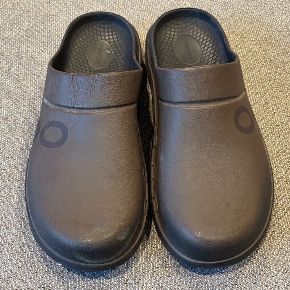 Oofos Men's Brown Clogs